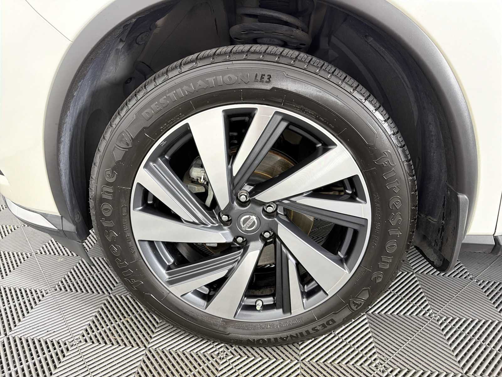 Used 2018 Pearl White Nissan Platinum image 8