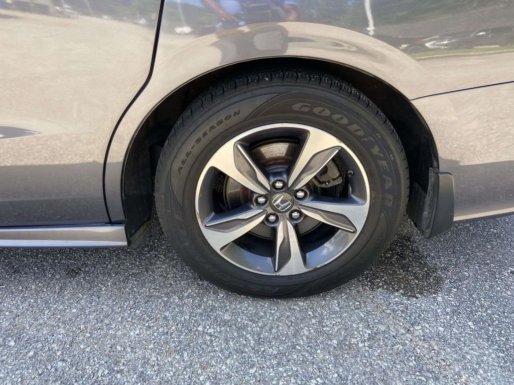 Used 2018  Honda Touring image 11