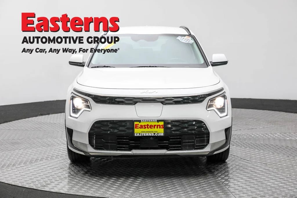Used 2024 White Kia Wind image 2