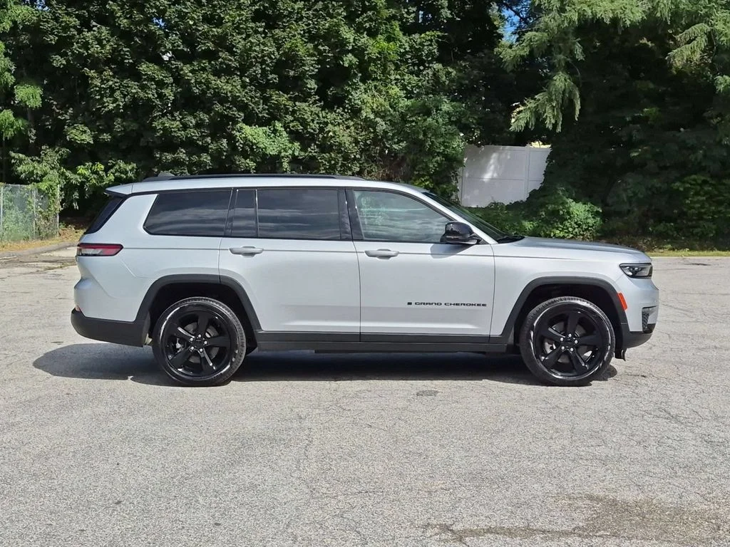 Used 2025 Silver Jeep Limited image 2