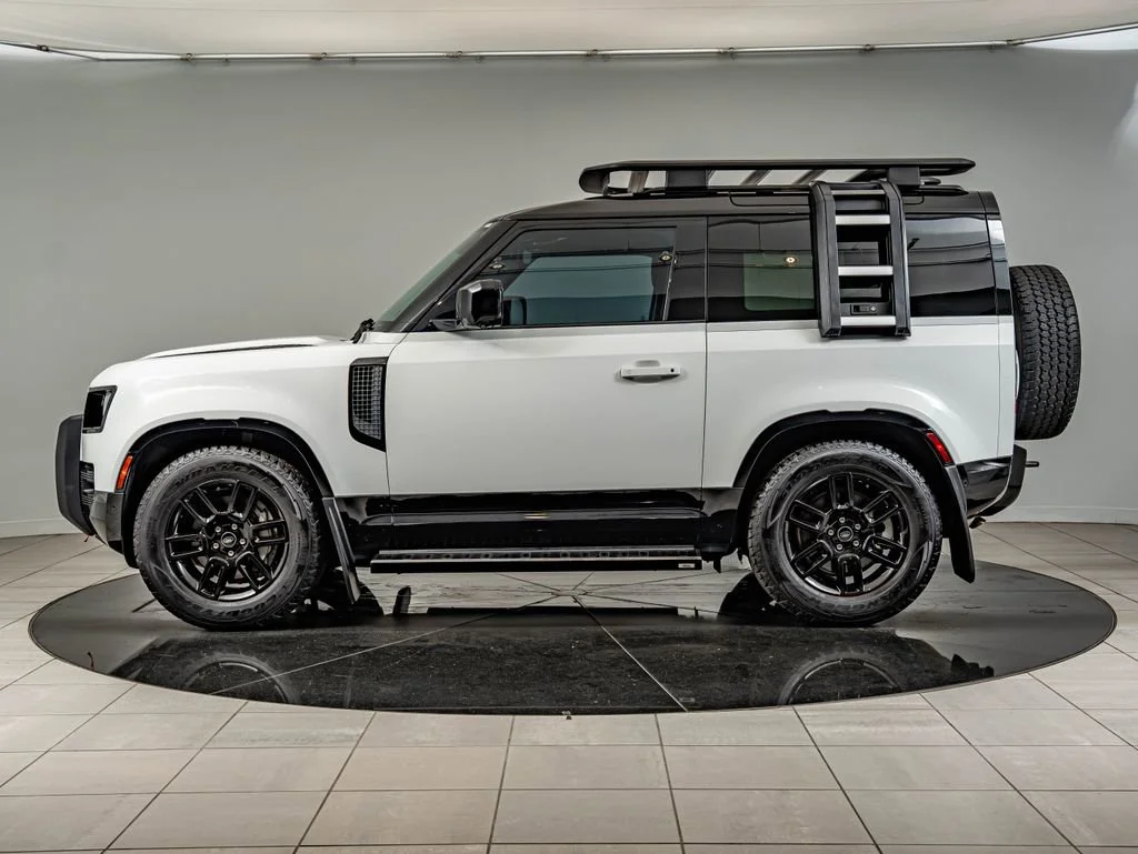 Used 2023 Fuji White Land Rover X-Dynamic SE image 8
