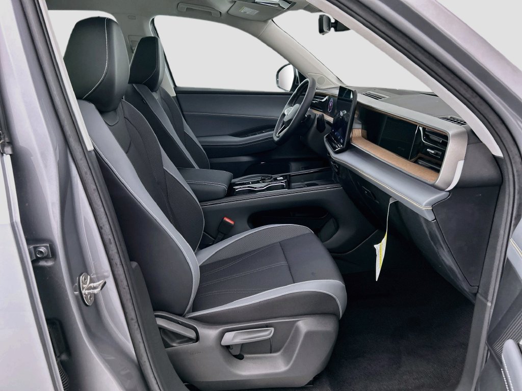 New 2027 Silver Volkswagen SE w/Technology image 18