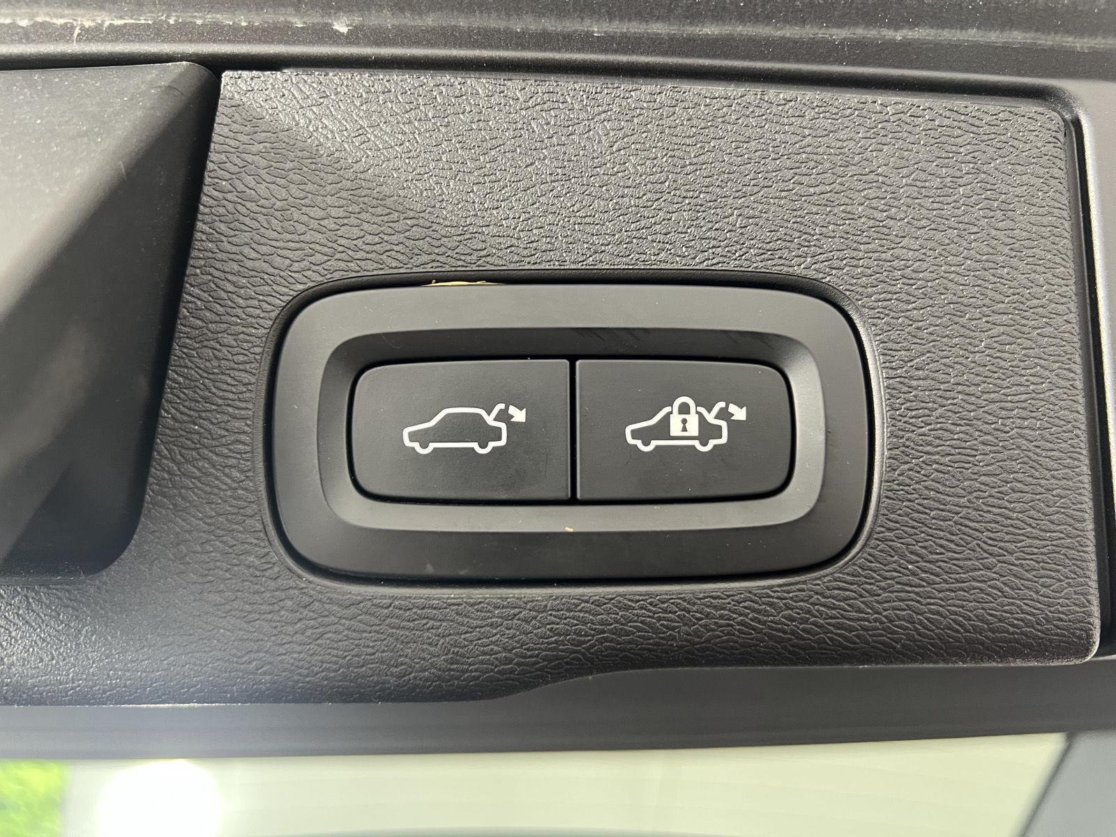 Used 2020 Onyx Black Metallic Volvo Momentum image 24