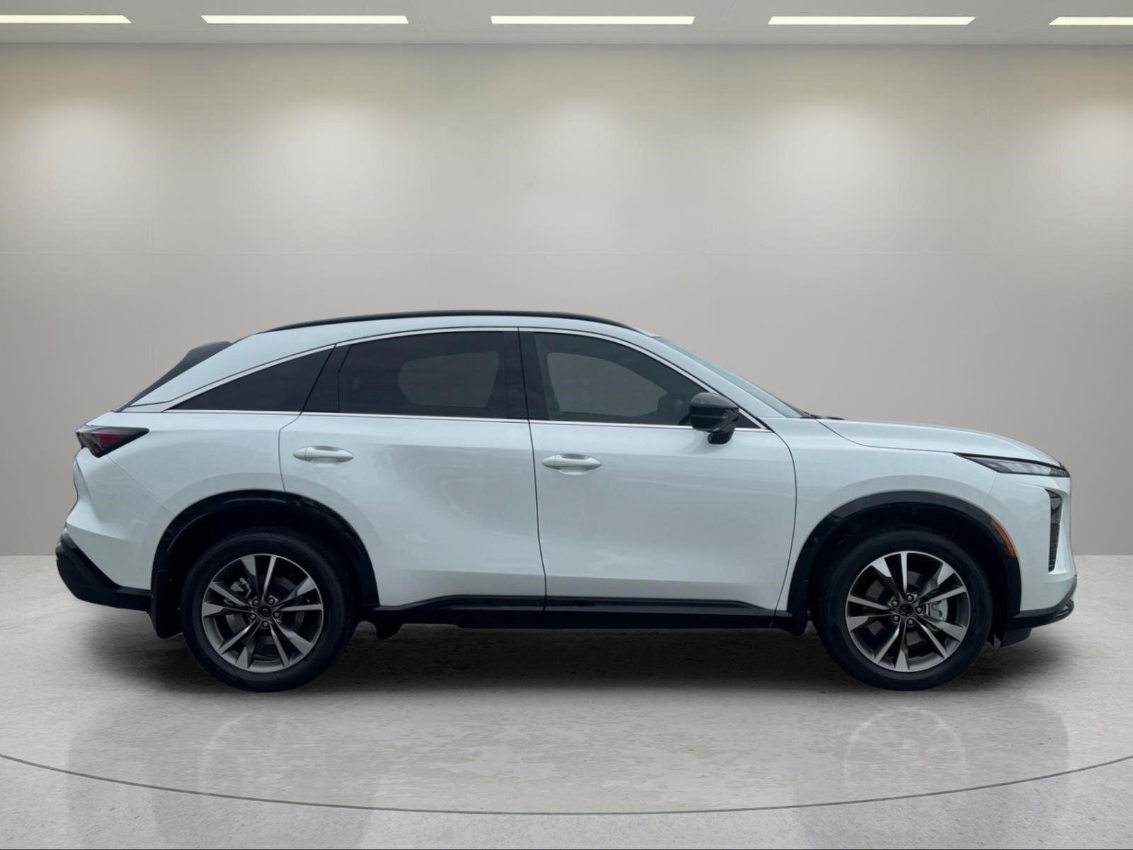 New 2027 RADIANT WHITE INFINITI Luxe AWD image 6