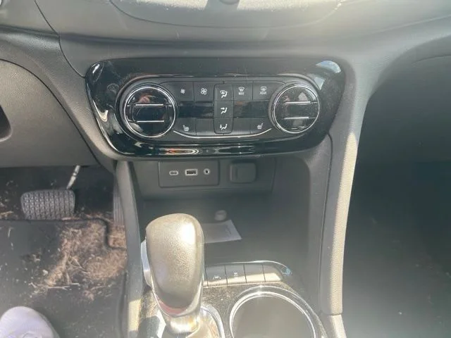 Used 2023  Buick Select image 13