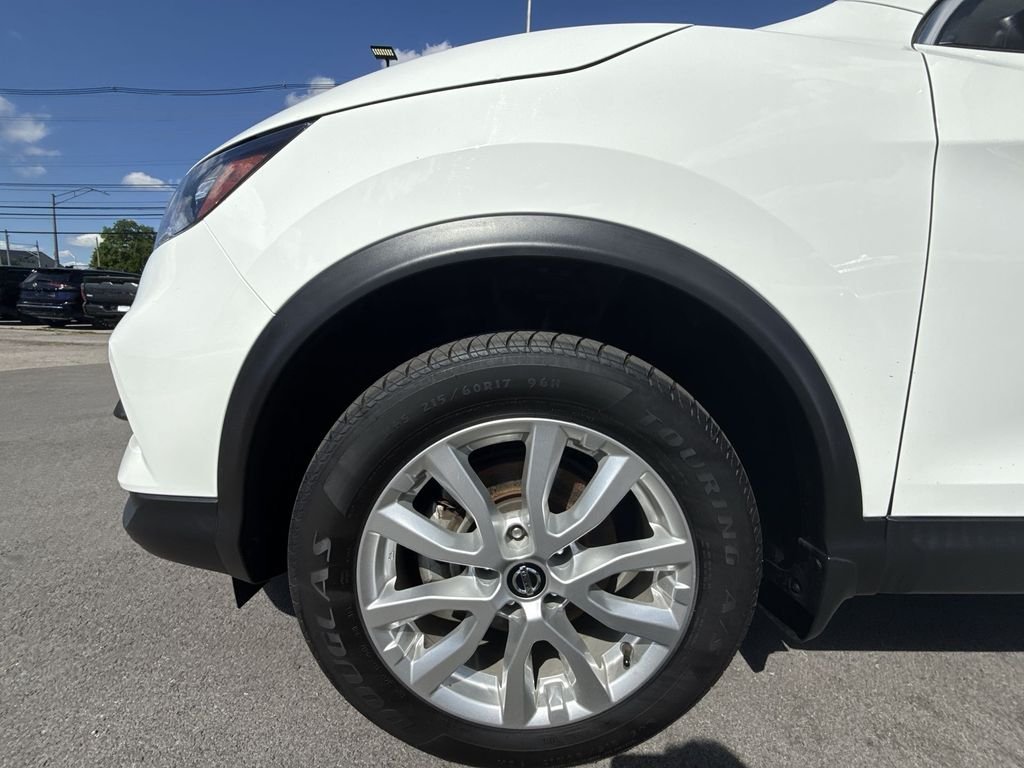 Used 2021 White Nissan S image 10