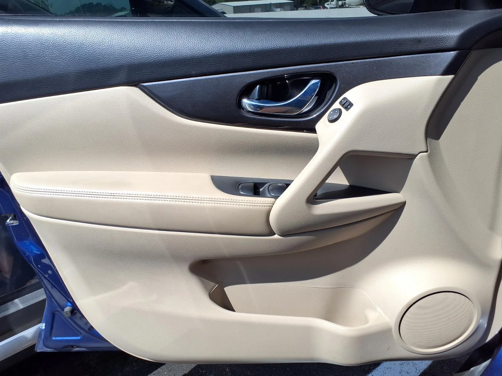 Used 2020 Caspian Blue Metallic Nissan SV image 18