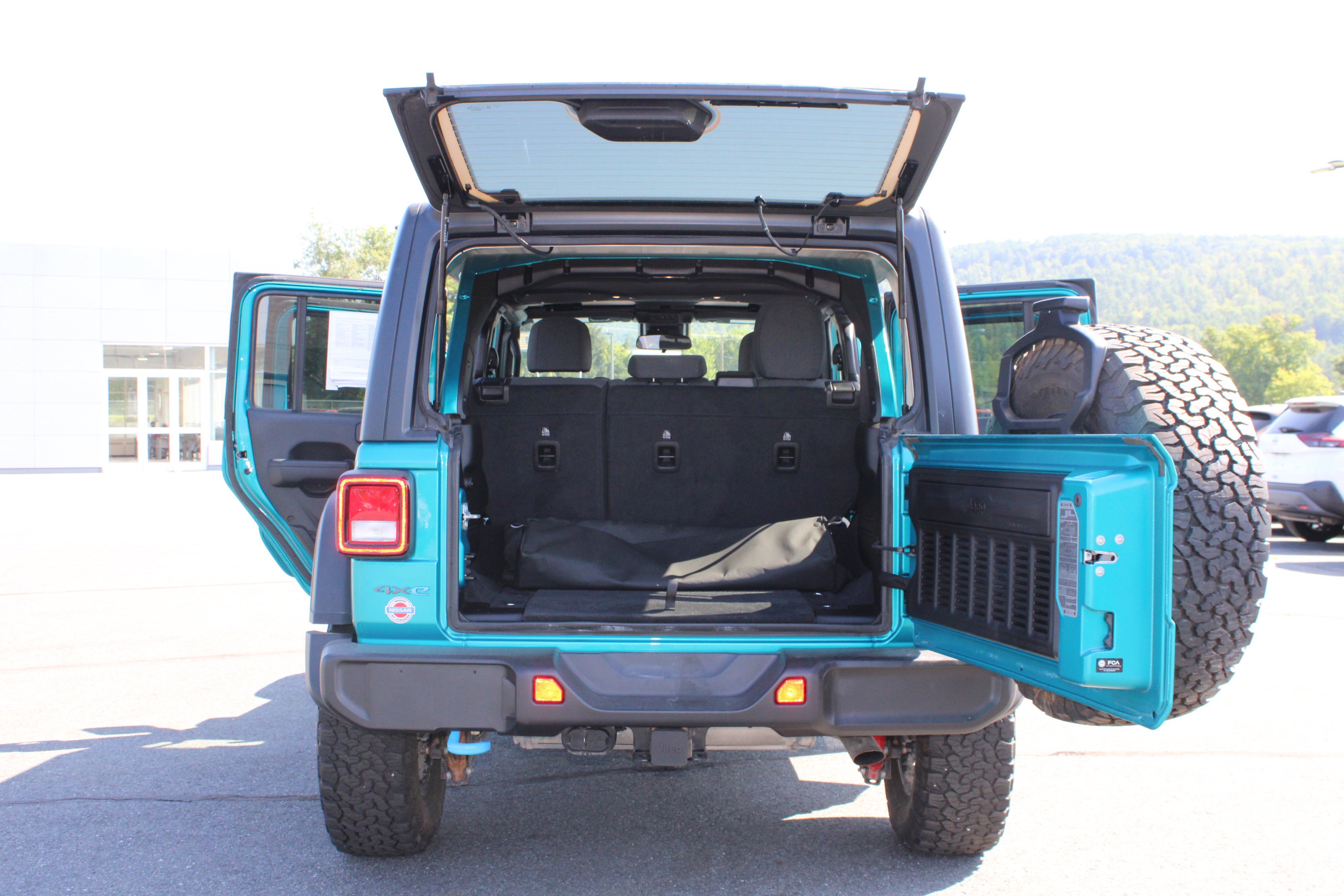 Used 2024 Bikini Pearl Coat Jeep Willys image 8