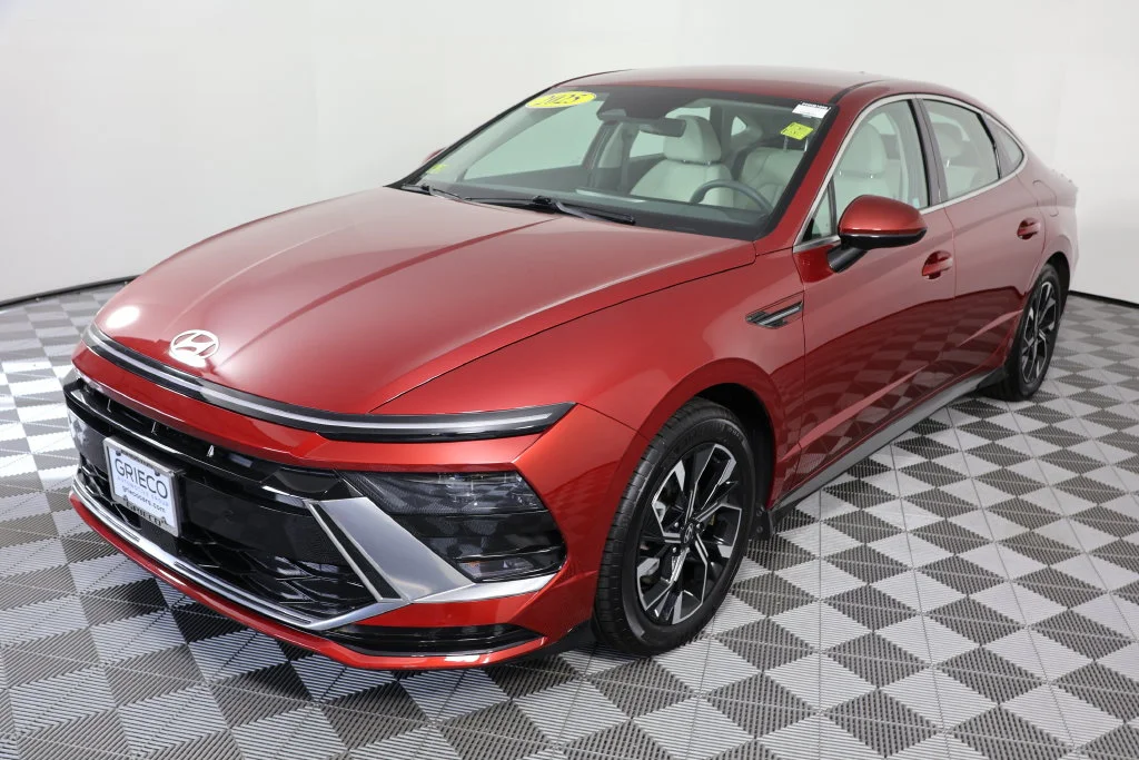 Used 2025 Red Hyundai SEL image 4