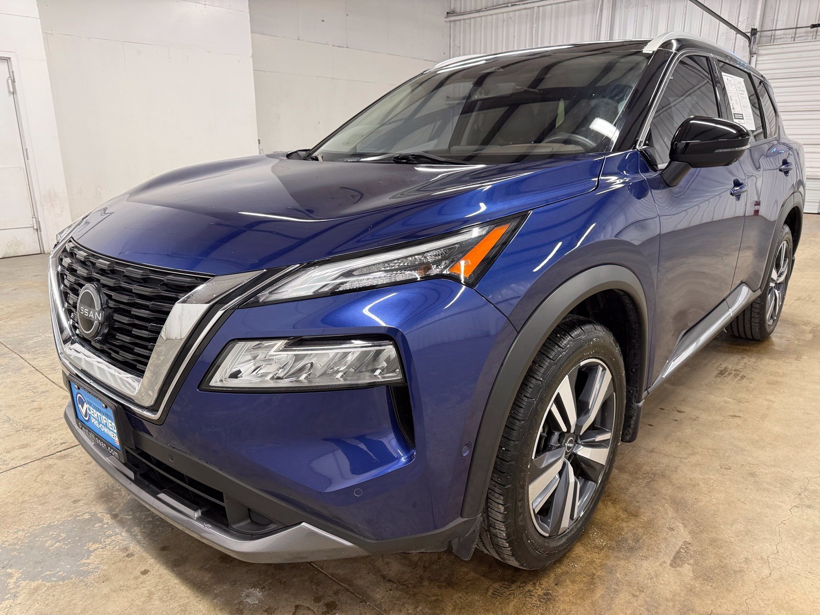 Used 2023 Blue Nissan SL image 3