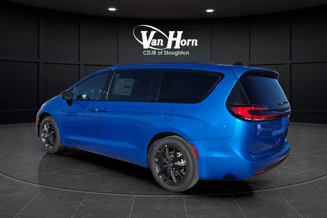 New 2026 Hydro Blue Pearl-Coat Exterior Paint Chrysler Select image 3