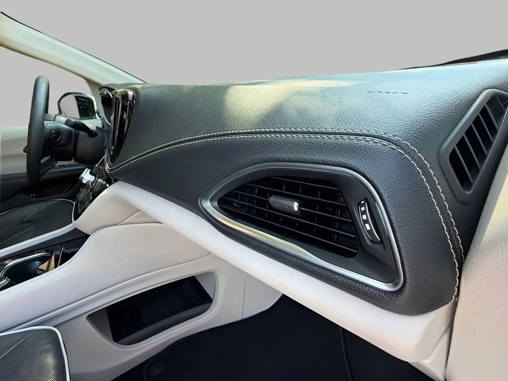 Used 2023 Bright White Clearcoat Chrysler Limited image 16