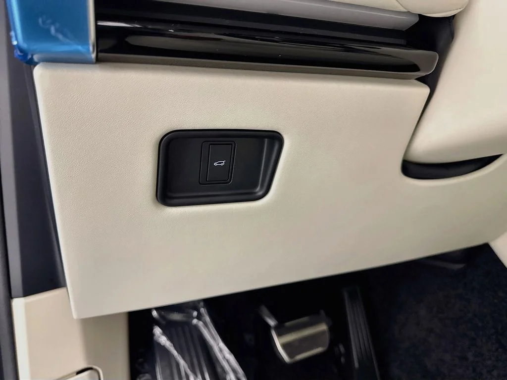 New 2026 Ionian Silver in Gloss finish Land Rover SE image 10