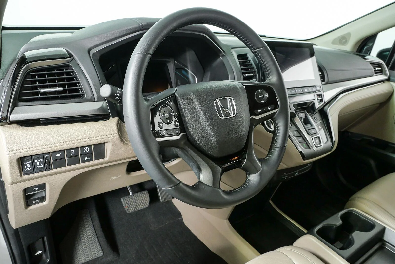 Used 2024 Platinum White Pearl Honda Touring image 4