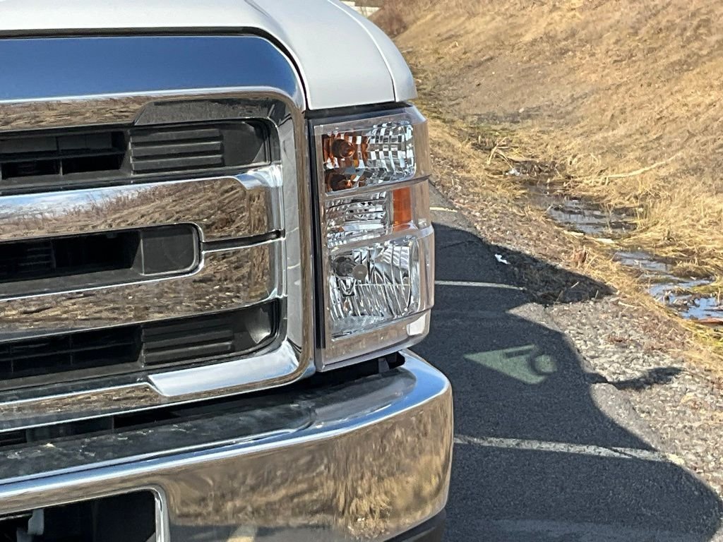 New 2026 Oxford White Ford E-350 SRW image 2