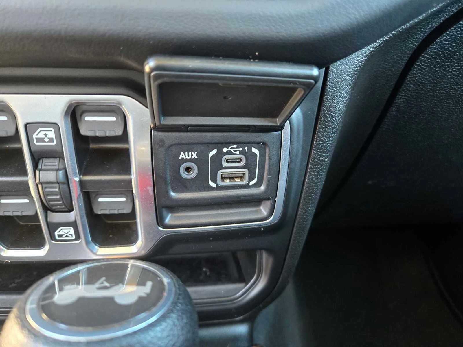 Used 2024  Jeep Sahara image 21