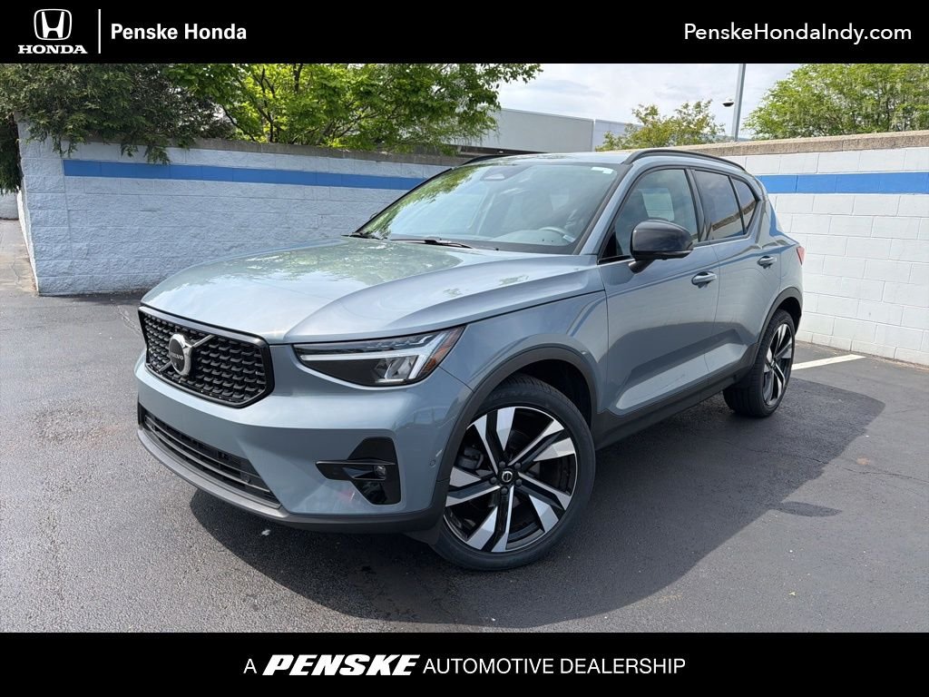 2023 Volvo XC40 B5 Plus Dark AWD's photo