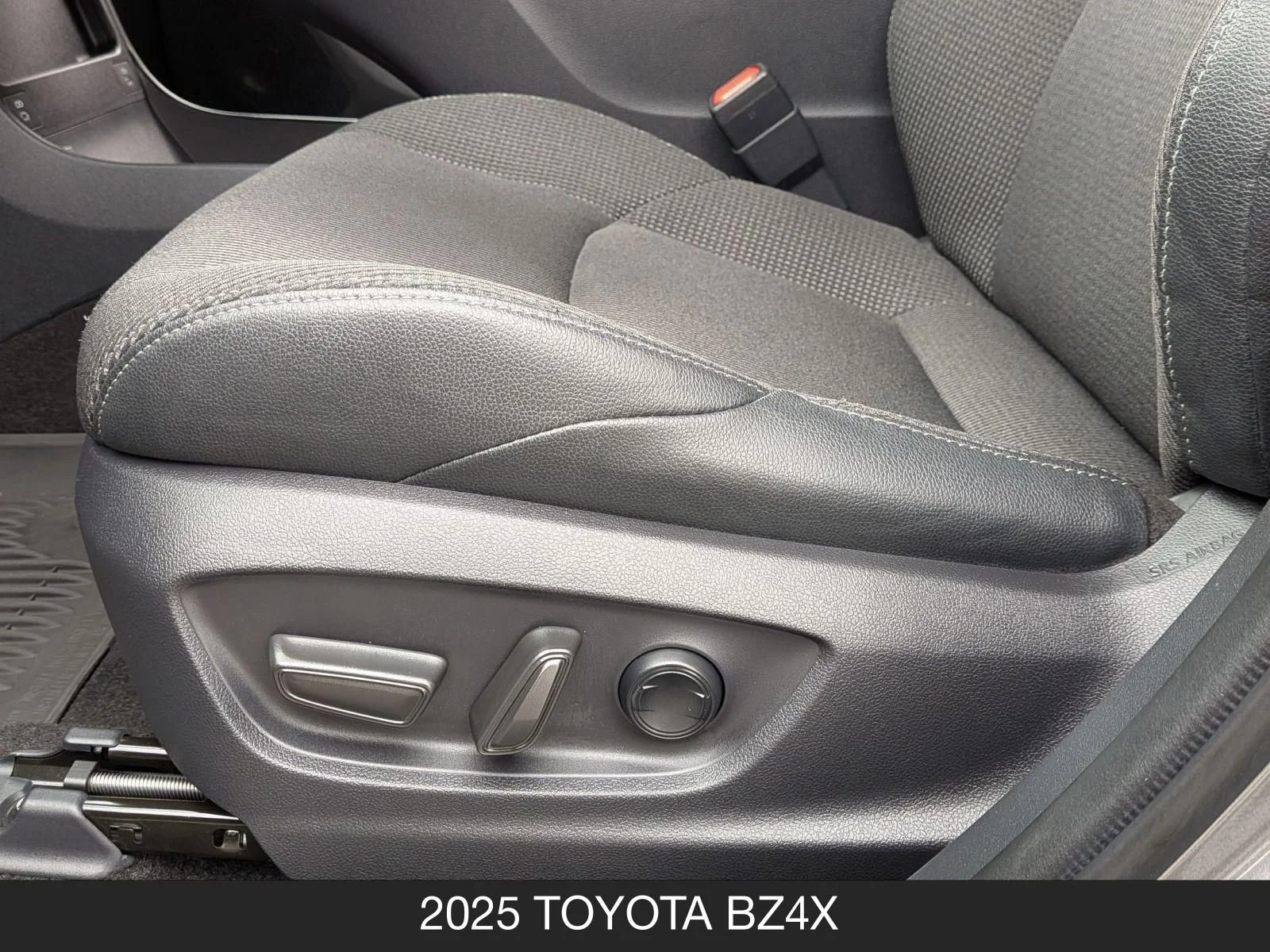Used 2025 Heavy Metal Toyota XLE image 14
