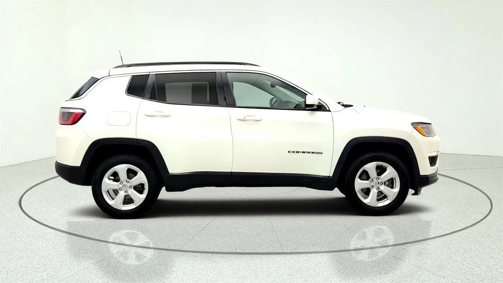 Used 2020 White Clearcoat Jeep Latitude 4x4 w/ Popular Equipment & Cold Weather Groups image 4