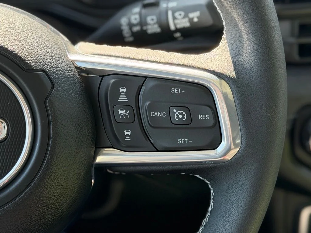 Used 2025 White Jeep Sahara image 9