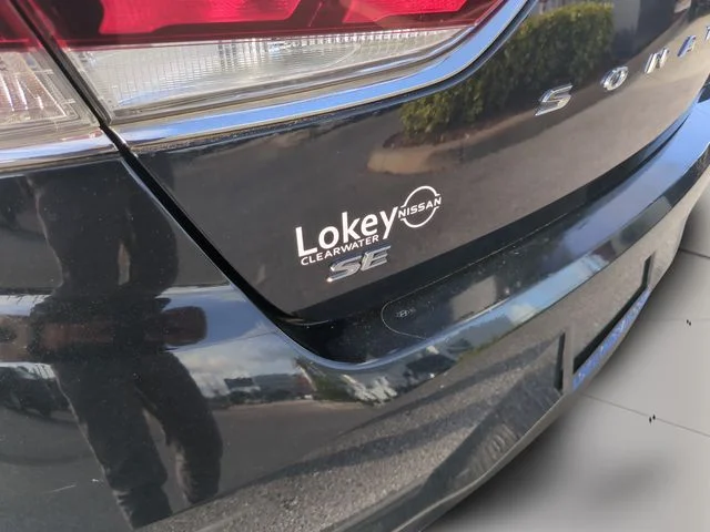 Used 2019 Black Hyundai SE image 11