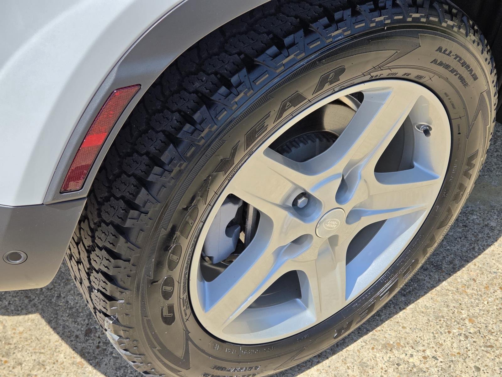 Used 2021 Fuji White Land Rover SE image 14