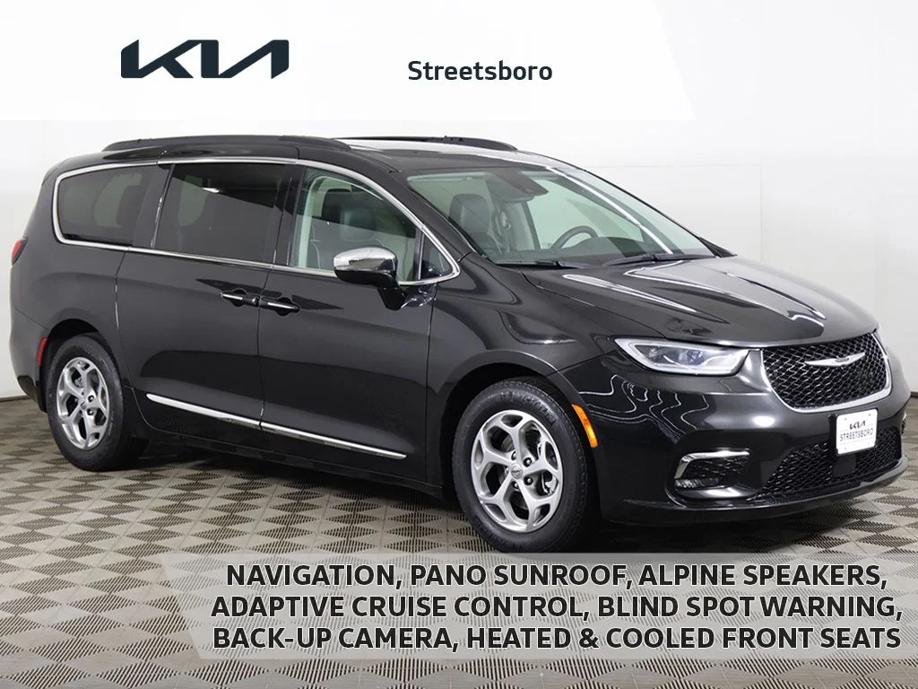 2023 Chrysler Pacifica Limited's photo