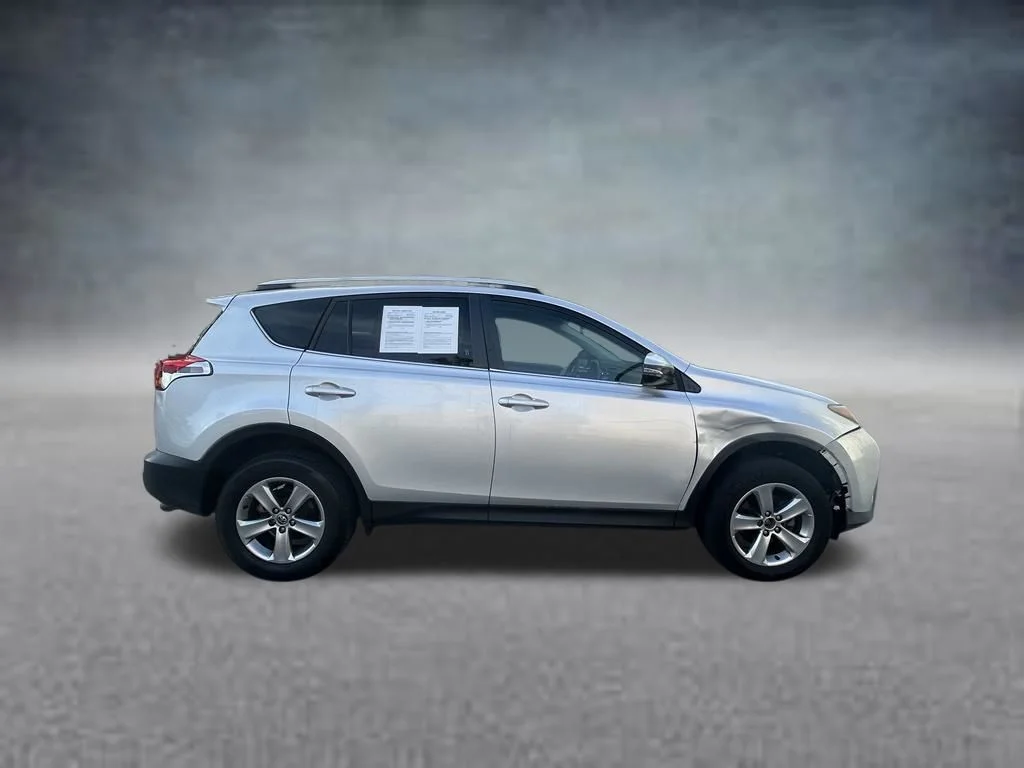 Used 2015 Silver Toyota XLE image 8