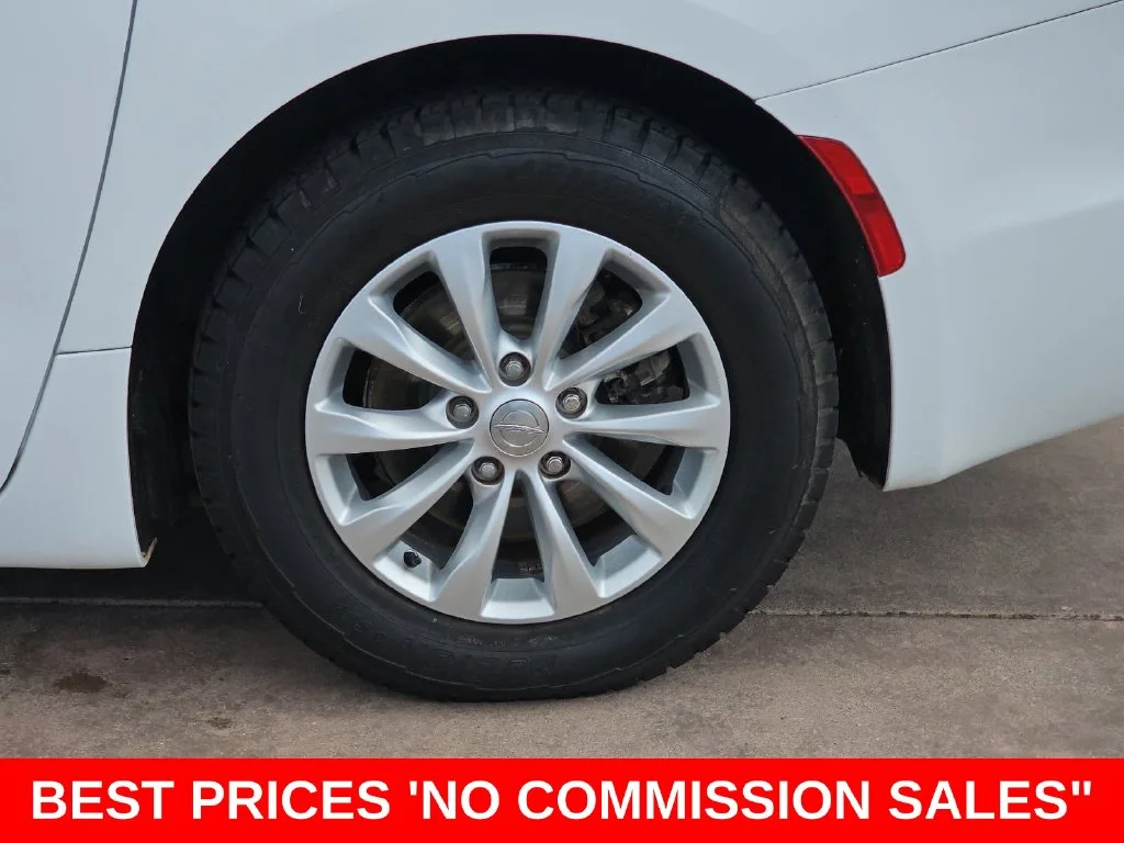 Used 2018 White Chrysler Touring L image 37