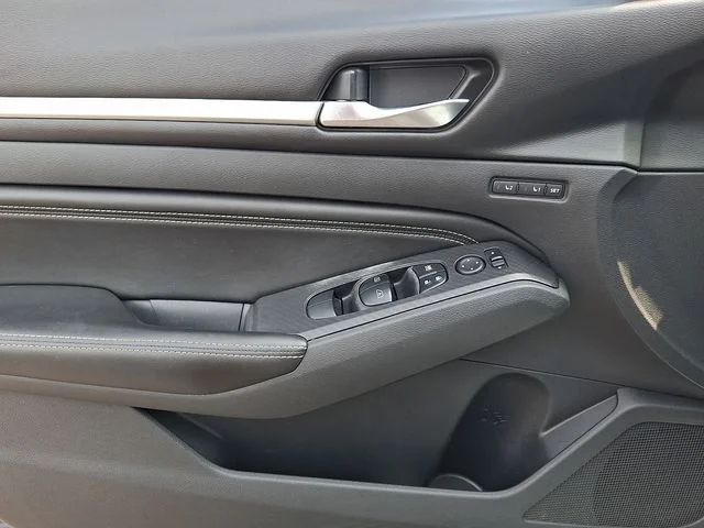 Used 2019 White Nissan 2.5 Platinum image 12