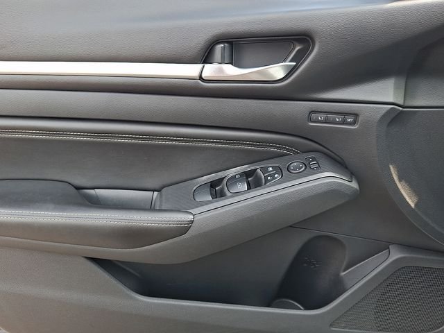 Used 2019 White Nissan 2.5 Platinum image 12