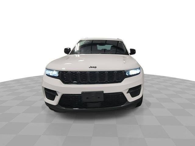 Used 2023 White Jeep Altitude image 3