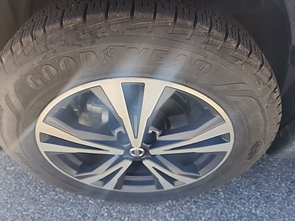 Used 2018 Blue Nissan SL image 9
