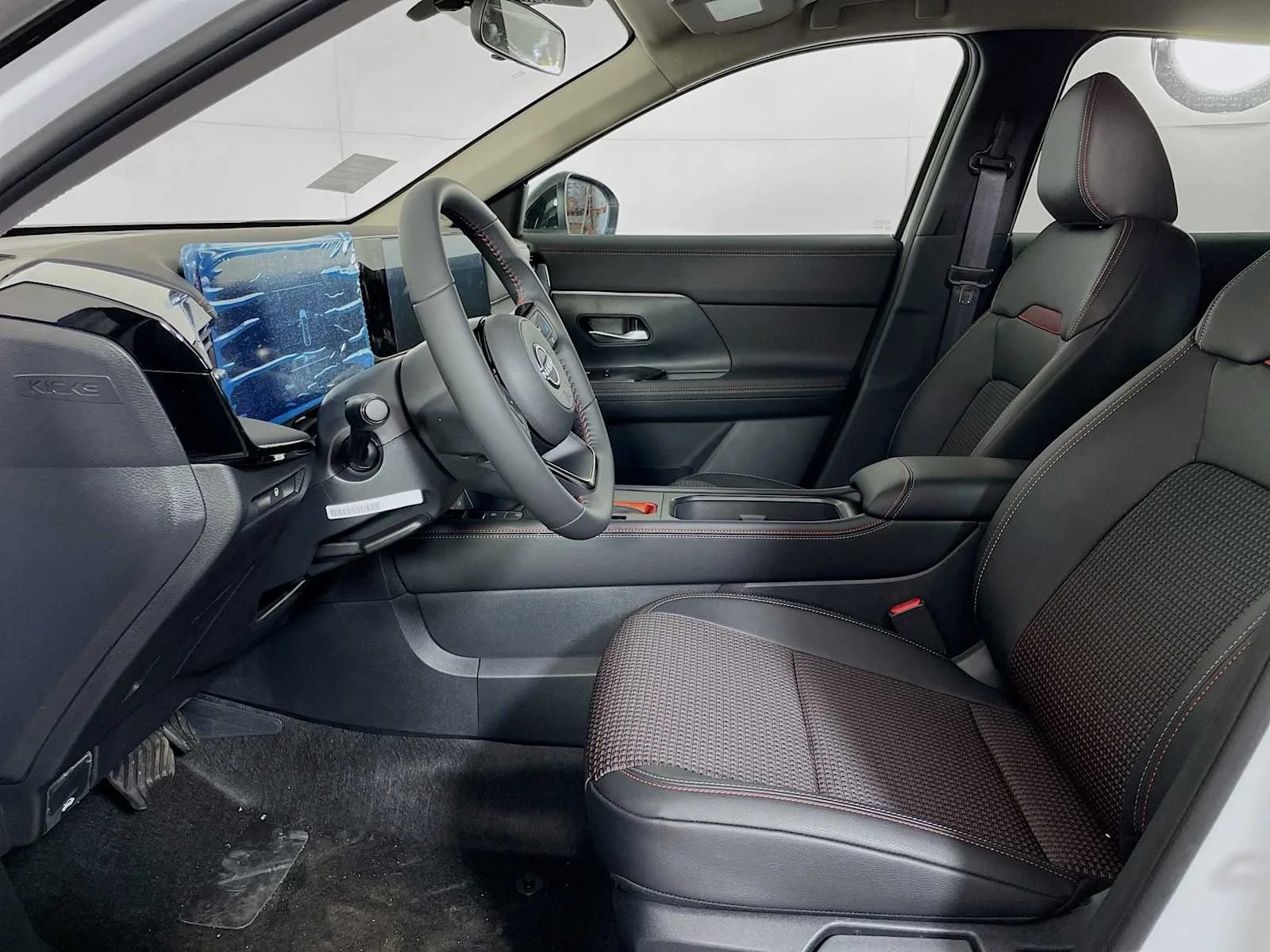 New 2026 Aspen White TriCoat / Super Black Two-tone Nissan SR image 4