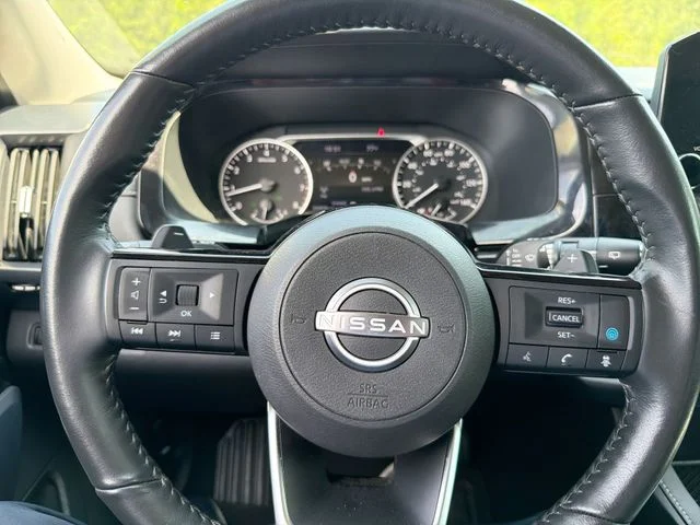 Used 2023 White Nissan SL image 18