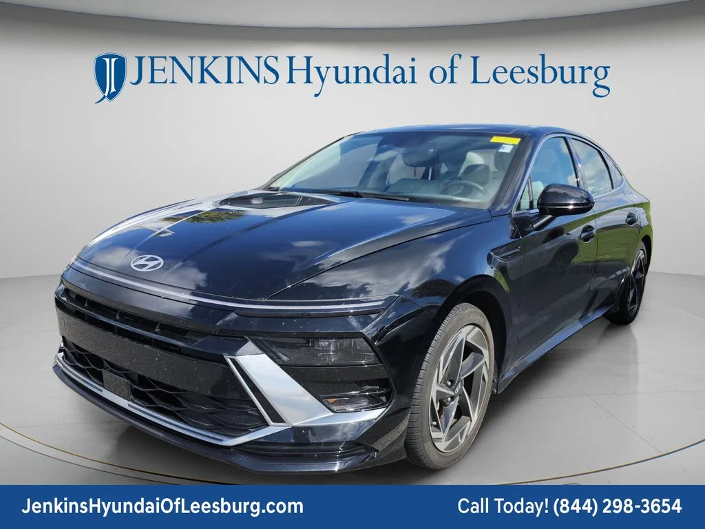 Used 2024 Black Hyundai SEL image 3