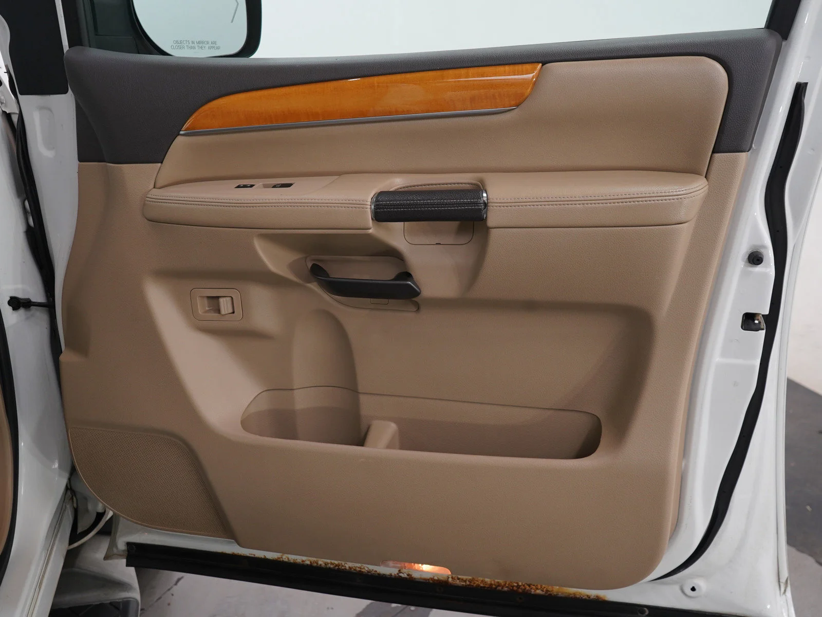Used 2014 Pearl White Nissan Platinum image 12