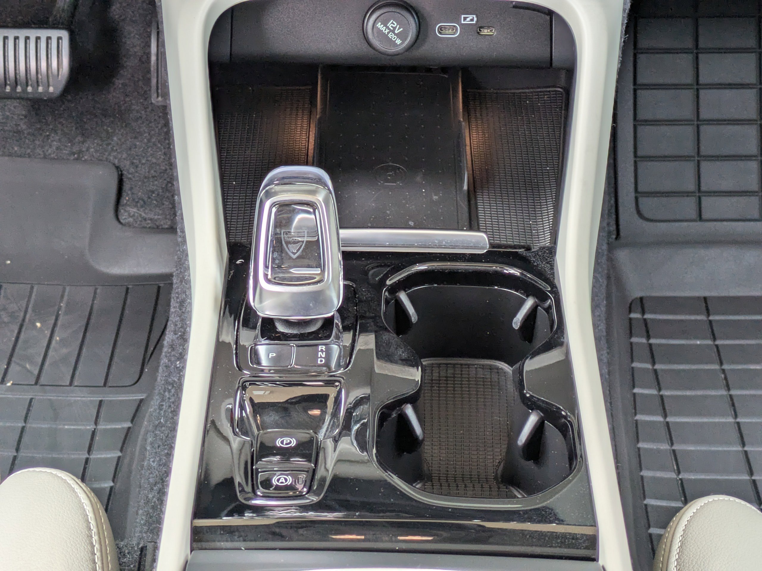 2025 Volvo XC40 Plus - Photo 18