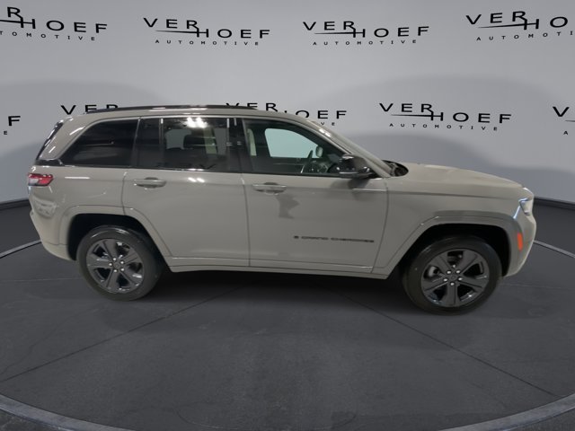 New 2027 Sting-Gray Clear-Coat Paint Jeep Limited Reserve image 9