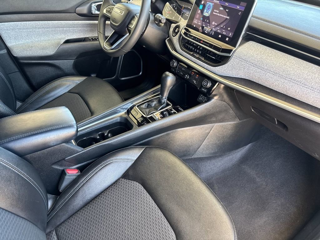 Used 2024 White Jeep Latitude image 17