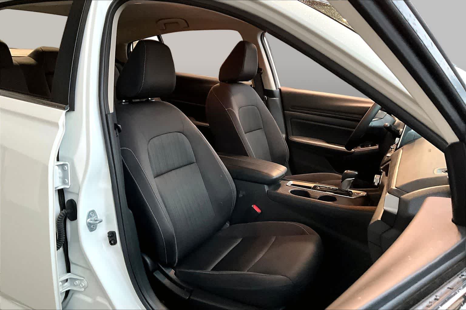 Used 2025 Glacier White Nissan SV image 9