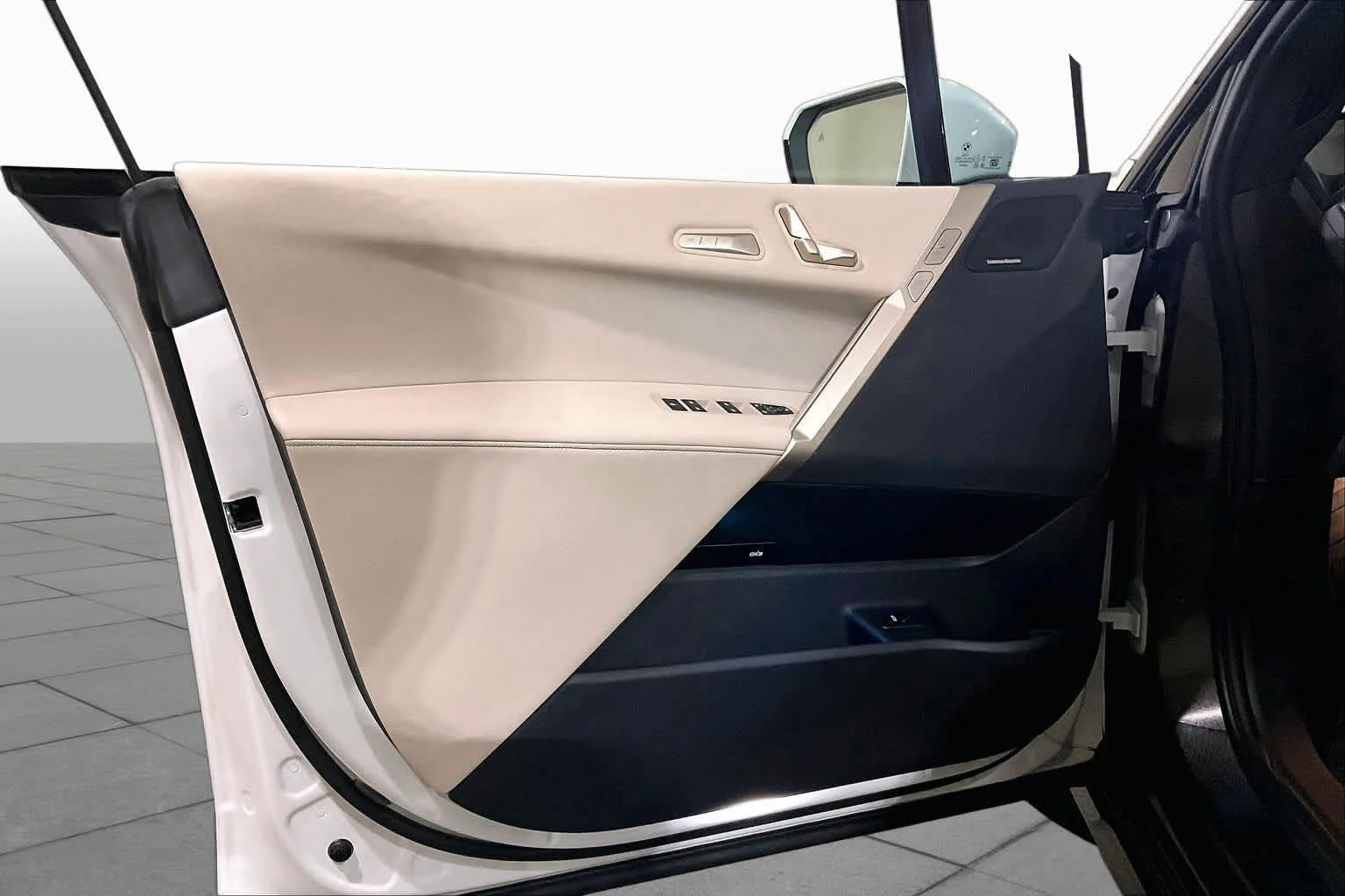 Used 2024 Mineral White Metallic BMW xDrive50 image 21