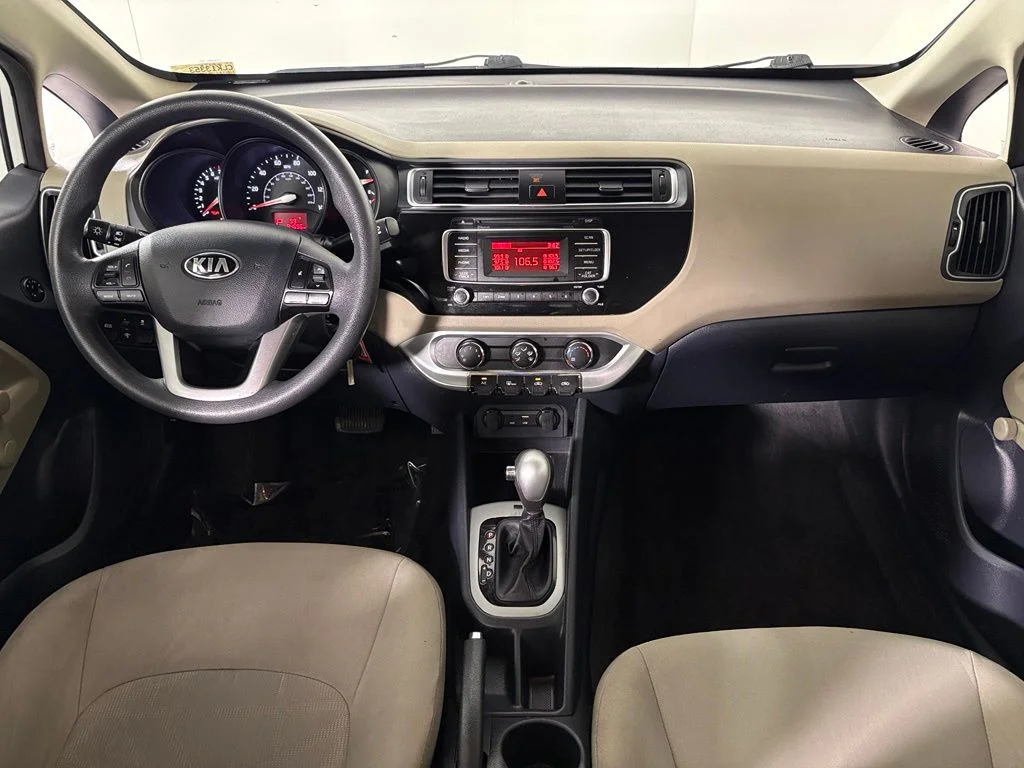 Used 2016 White Kia LX image 27