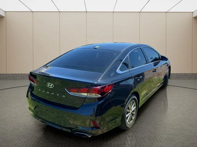 Used 2018 Black Hyundai SE image 14