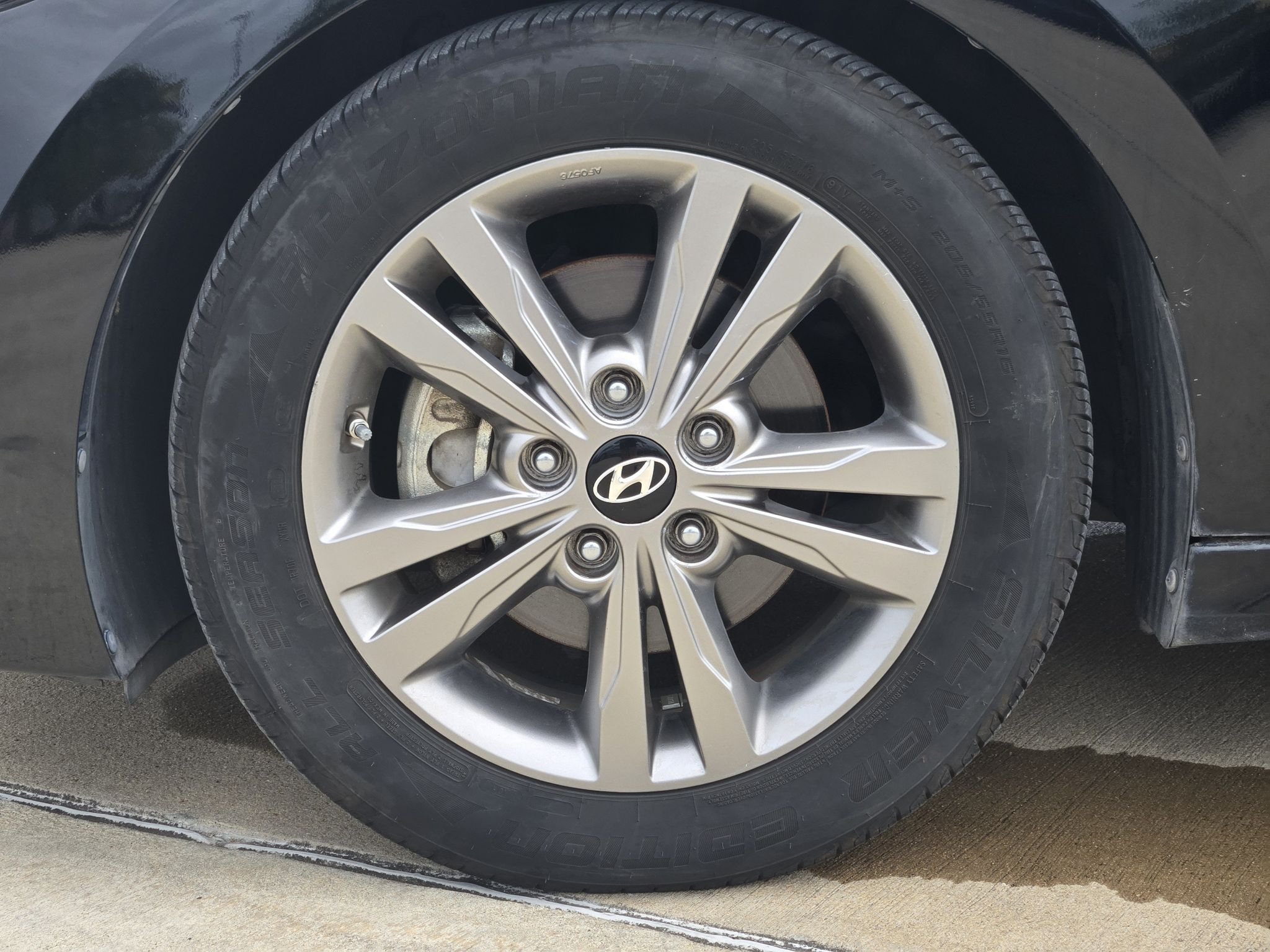 Used 2017 Black Noir Pearl Hyundai SE image 11