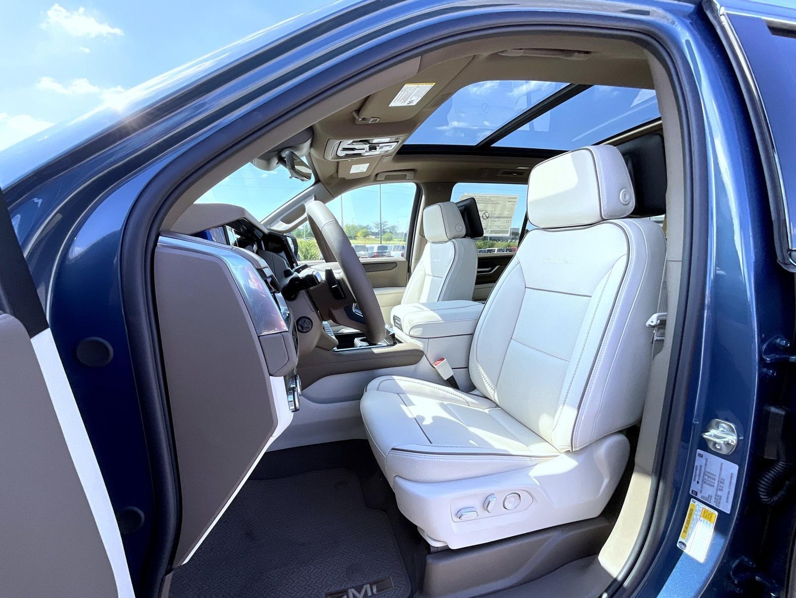 2026 GMC Yukon Denali - Photo 10