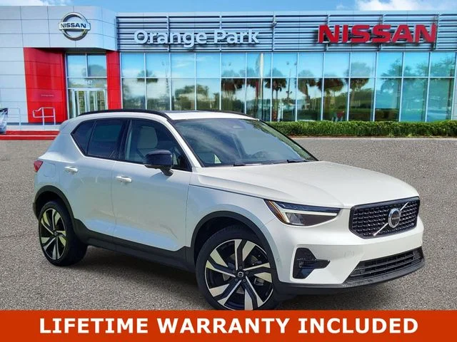 2024 Volvo XC40 B5 Plus Dark Theme