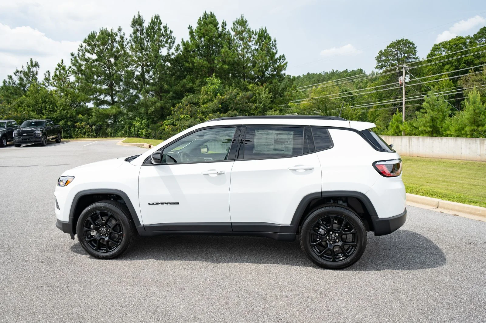 New 2026 Bright White Clear-Coat Exterior Paint Jeep Latitude image 7