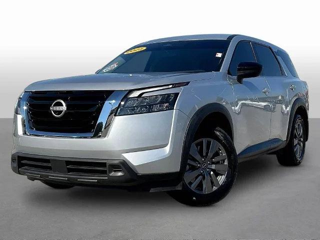 Used 2025 Silver Nissan S image 3