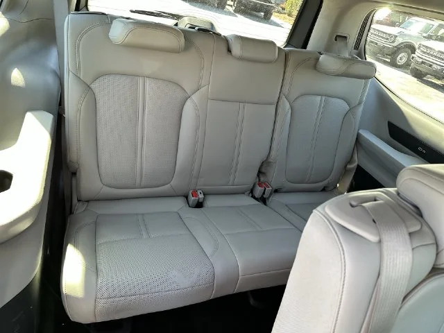 Used 2022 White Jeep Series II image 24
